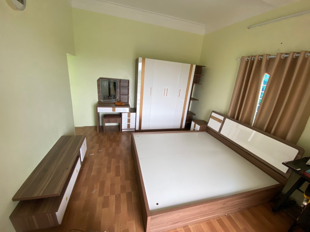 Bộ Giường Ngủ Tủ Quần Áo Sang Trọng Giá Rẻ Mẫu Mới 2025 Cho Căn Hộ Chung Cư