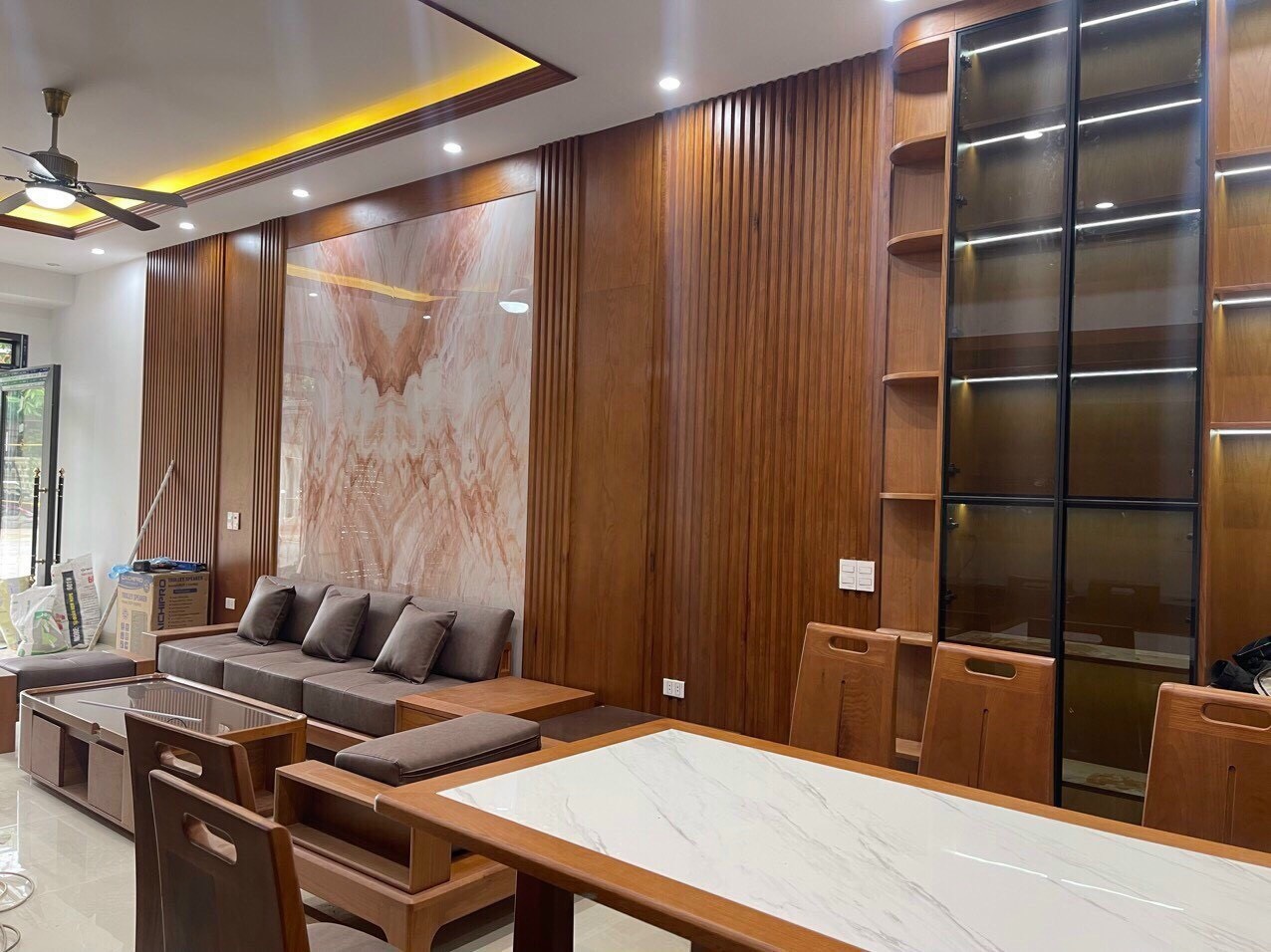 Vách phòng khách thiết kế theo yêu cầu màu sắc tùy chọn